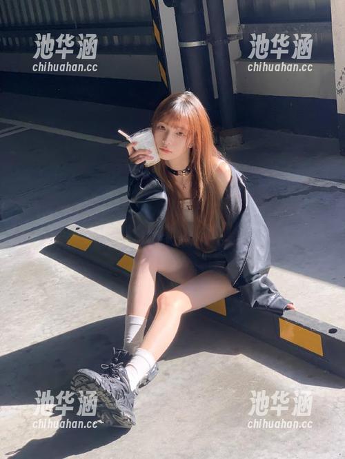 “17c吃瓜”在线，吃的不是瓜，是那份闲暇时光。