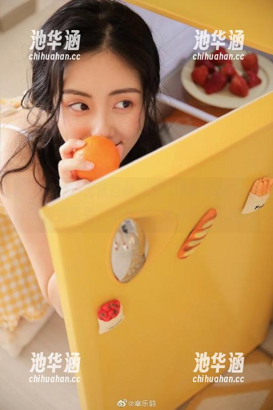 无法自拔，被“网曝吃瓜”app的内容吸引，似乎每一条都暗藏玄机。