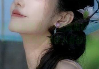 吃瓜聊天，一边刷黑料网网页，一边不自觉退回琐碎八卦的漩涡。